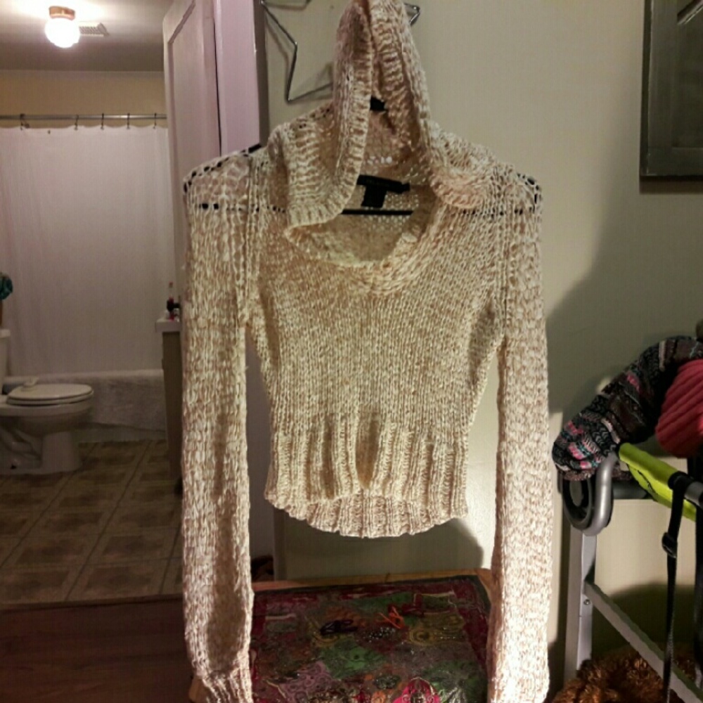 Crop sweater w hood