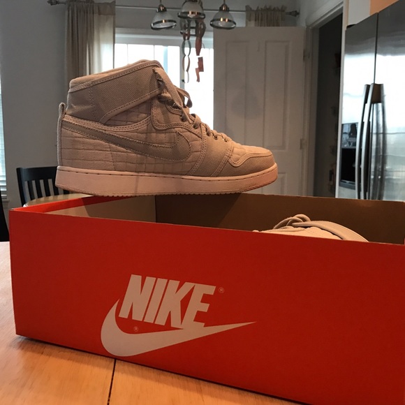 Nike Jordan 1 (Platinum Grey) - Picture 1 of 4
