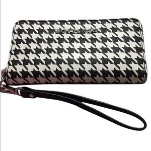 Michael kors wristlet