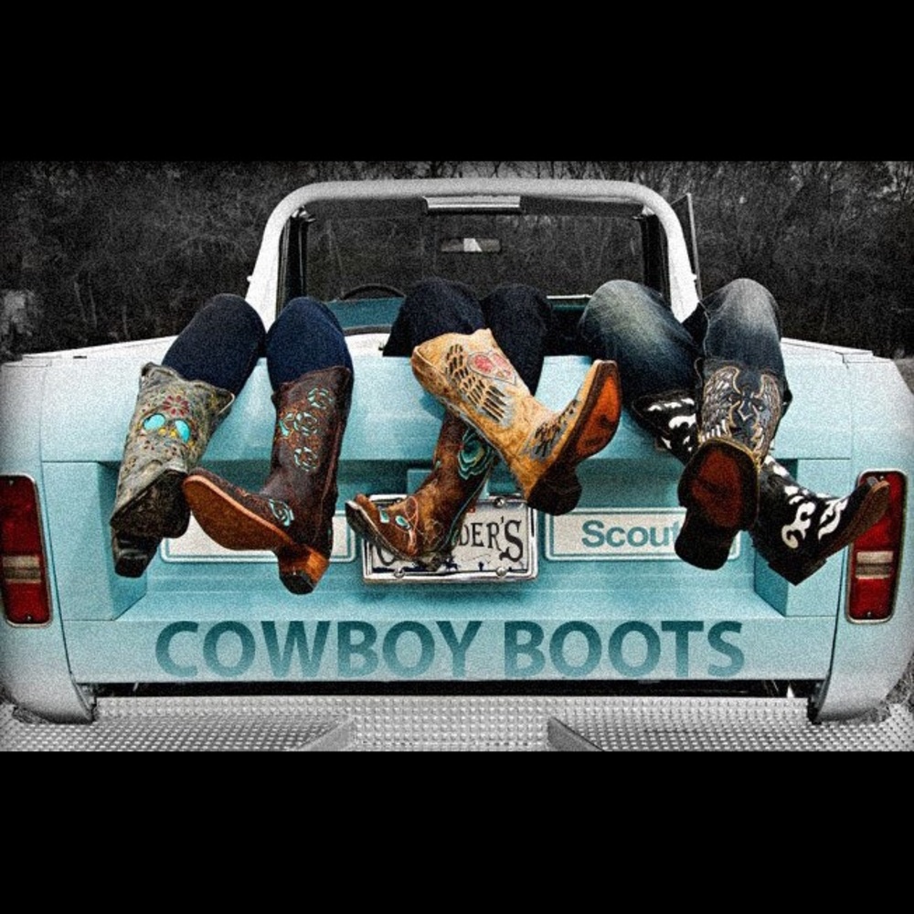 Coral Cowgirl Boots 👢