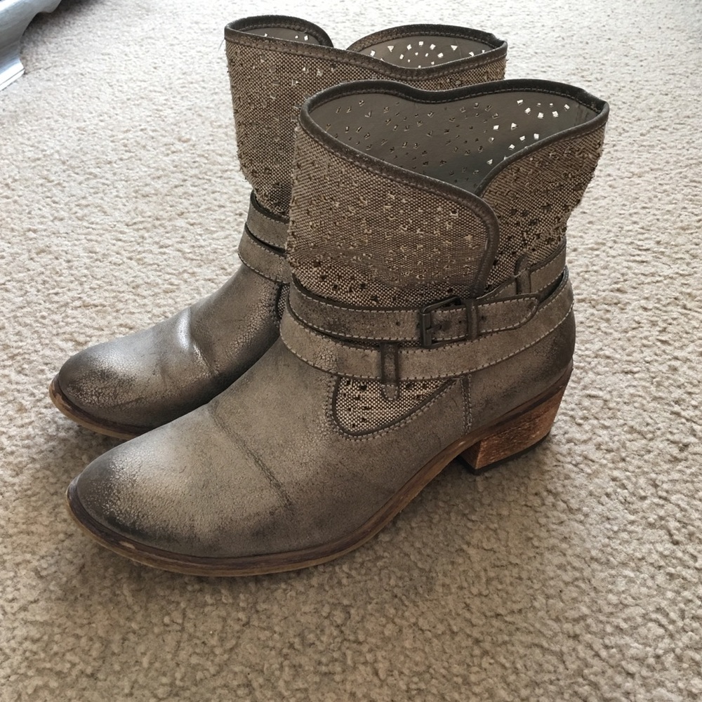 Distressed grey/silver cowgirl booties