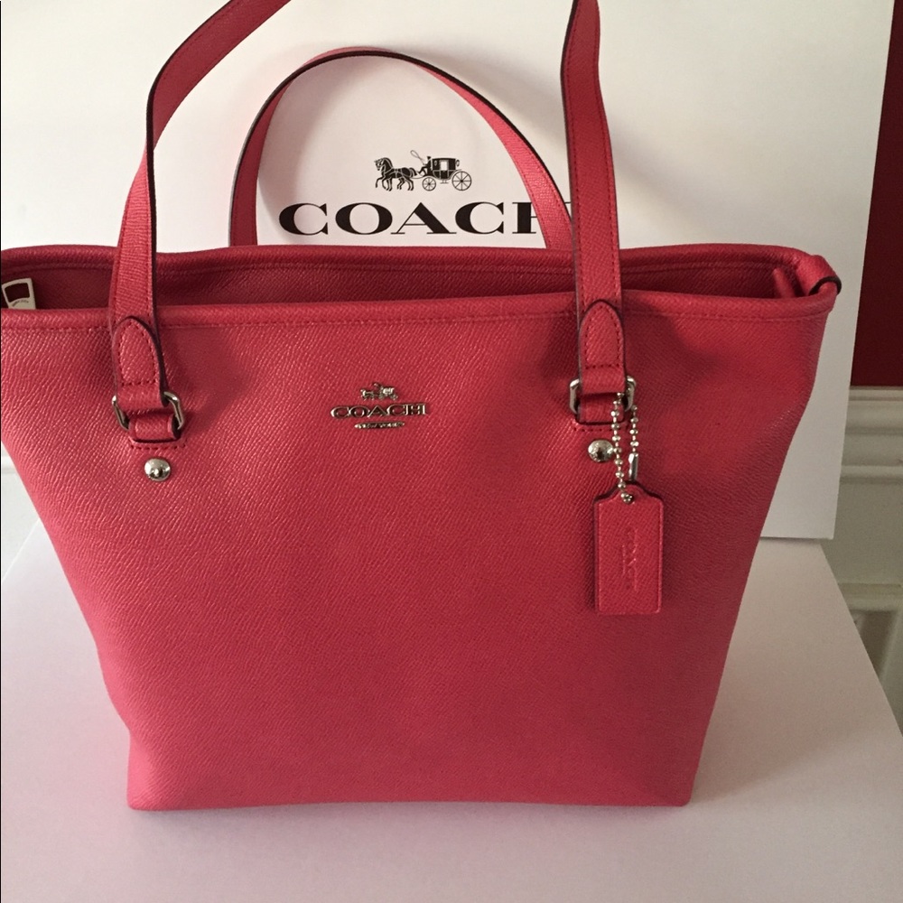 🆕PRICE FIRM Coach City Zip Tote Strawberry
