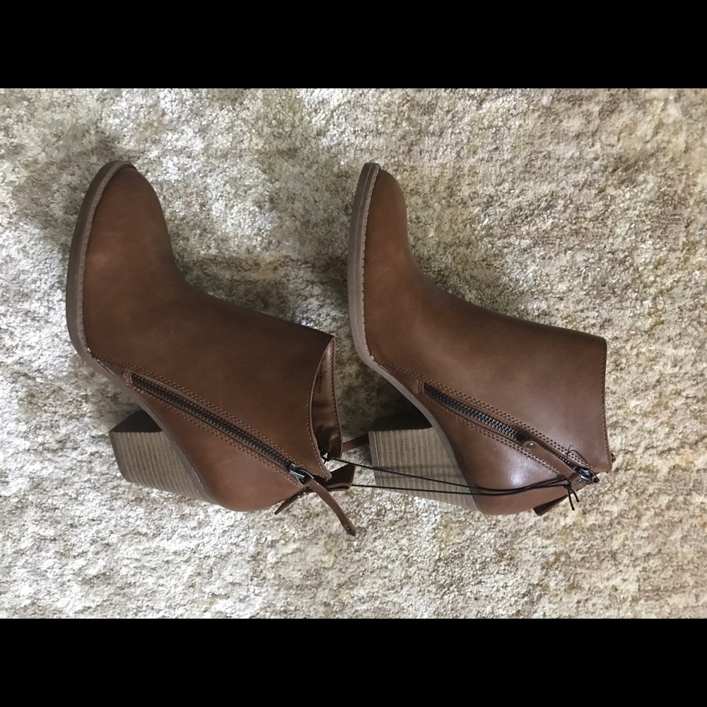 DV by Dolce Vita brown ankle boots with zips 8