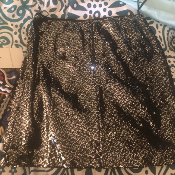 Forever 21 sequins miniskirt - Picture 2 of 3