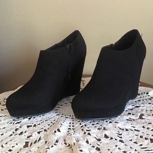 X-appeal black bootie wedges
