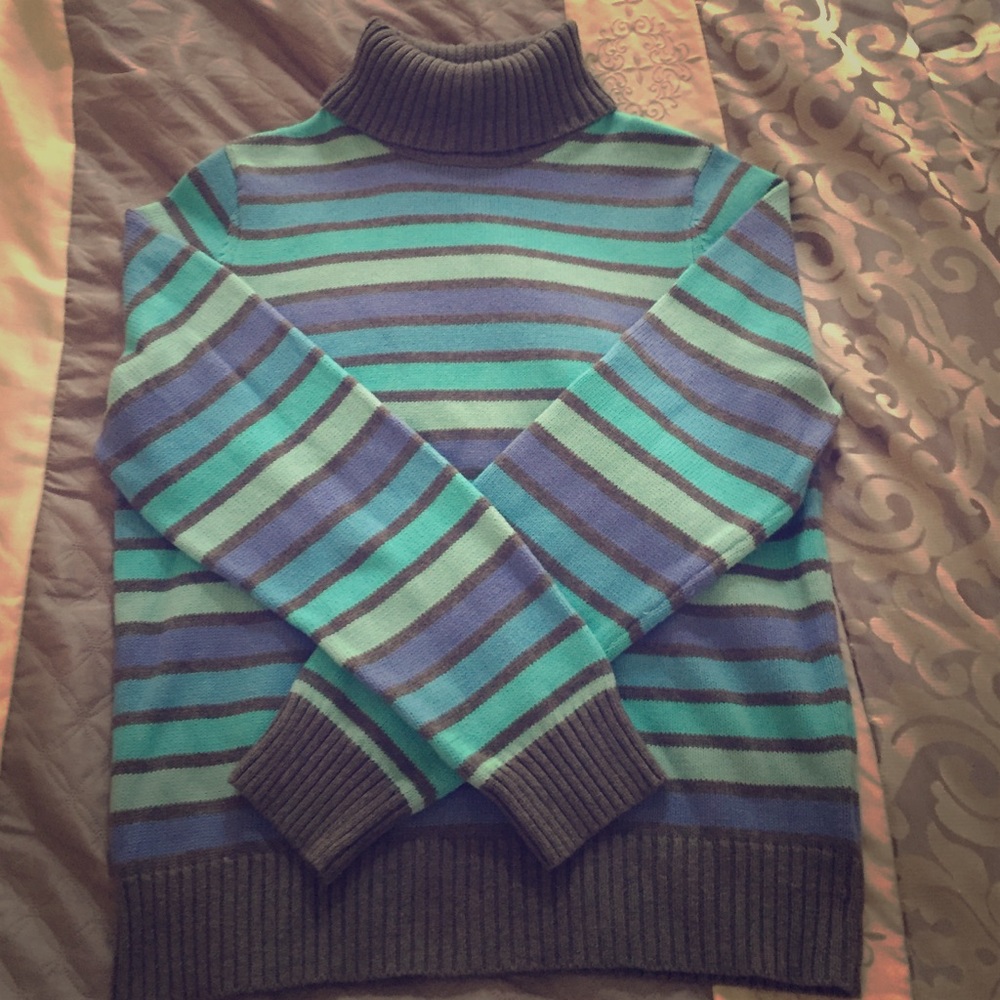 Craft & Barrow beautiful shades of blue sweater