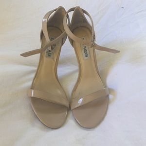 Steve Madden nude patten leather pumps