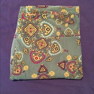 Tall and curvy Lularoe leggings.