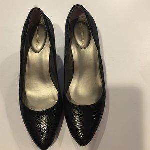 Naturalized Black synthetic snakeskin pumps