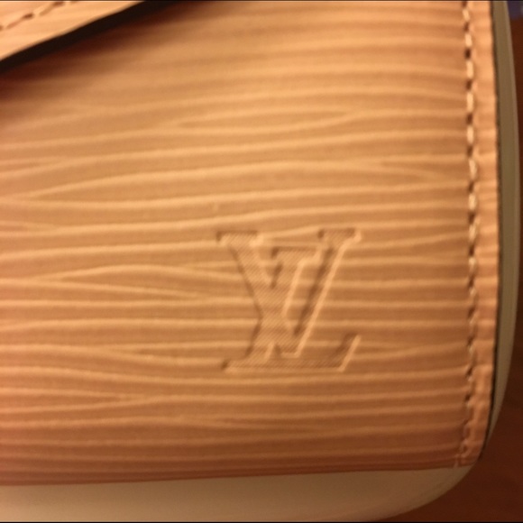 SOLD! Authentic Brand new LV Sarah wallet - Picture 4 of 4
