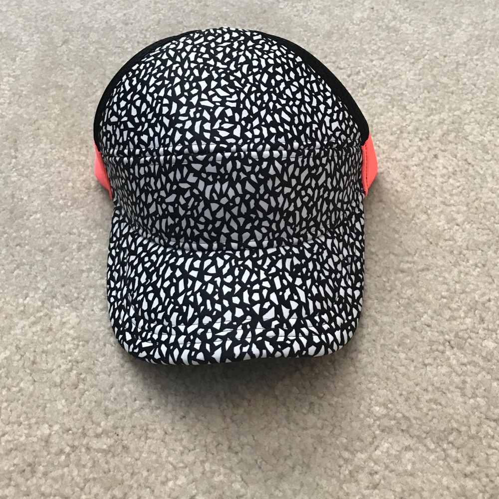 Lululemon splash & dash cap