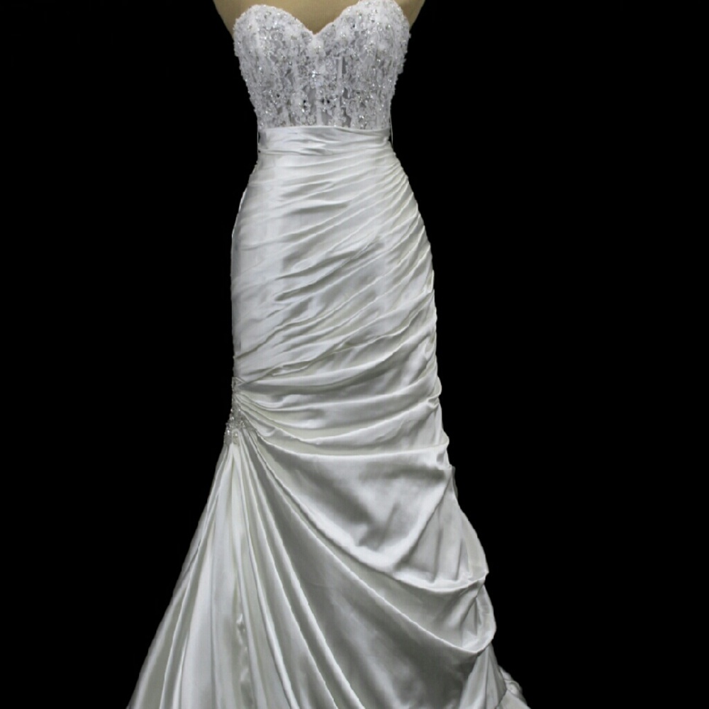 Maggie Sottero sample wedding dress "Mia"