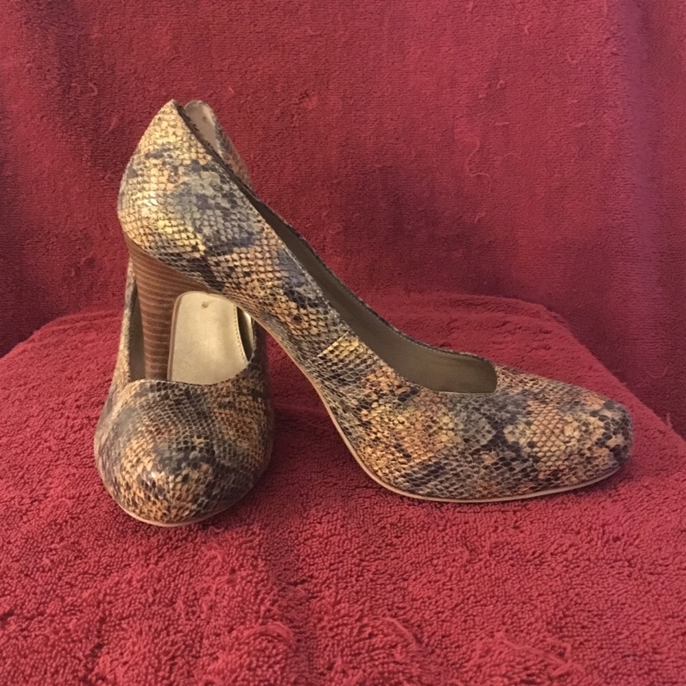 Yellow n blue snake print pumps