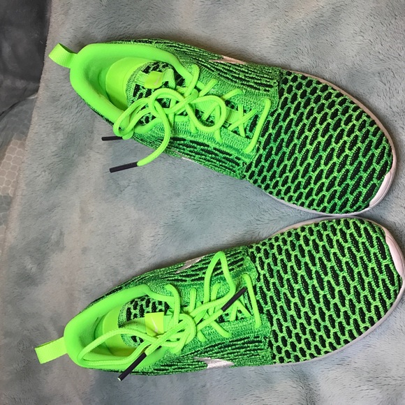 Women's Nike roshe Flyknit Brand PRICE IS FIRM💵⚡️ - Picture 2 of 4