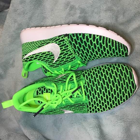 Women's Nike roshe Flyknit Brand PRICE IS FIRM💵⚡️ - Picture 3 of 4