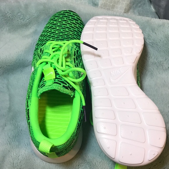 Women's Nike roshe Flyknit Brand PRICE IS FIRM💵⚡️ - Picture 4 of 4