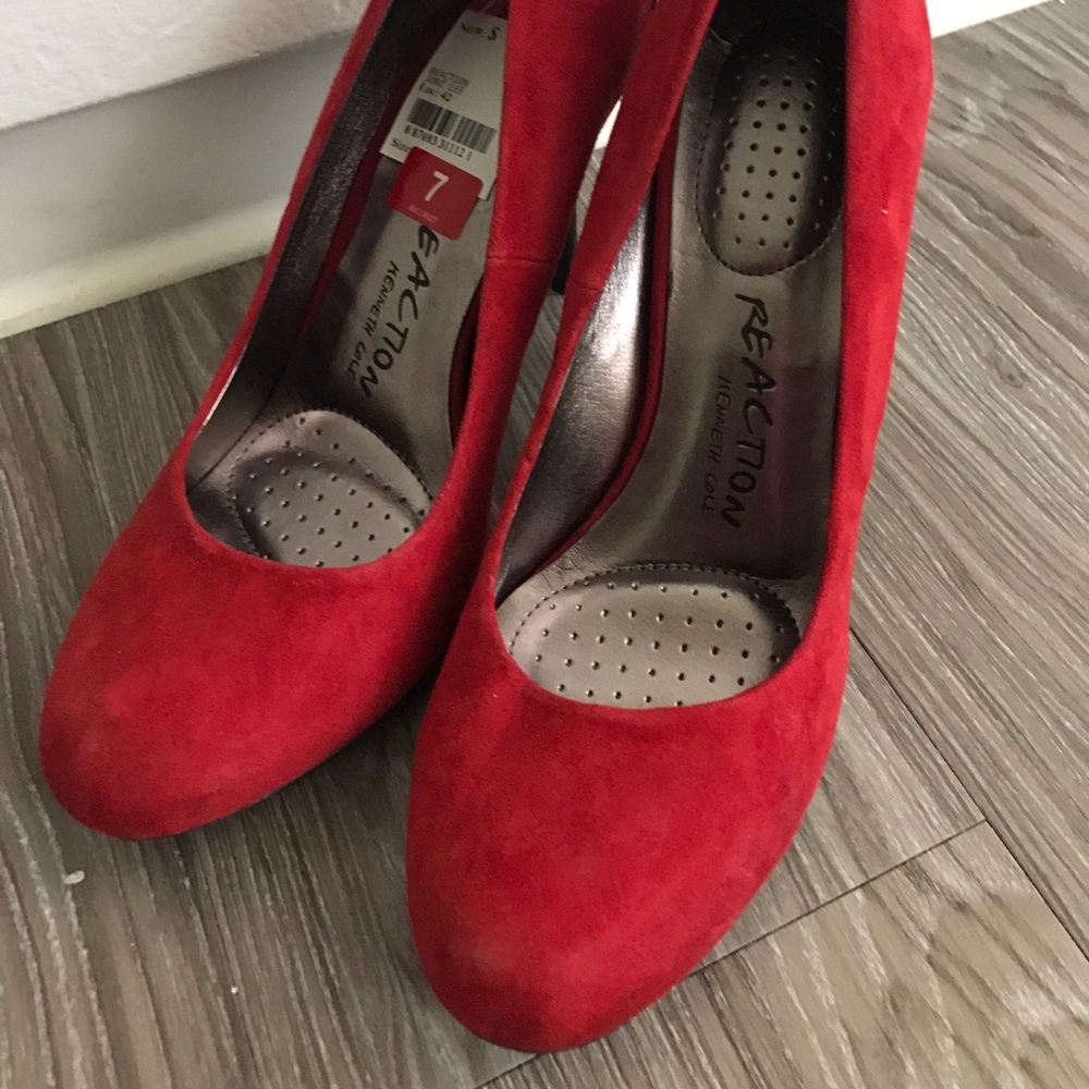 Kenneth Cole Red Suede Round Toe Pumps 👠