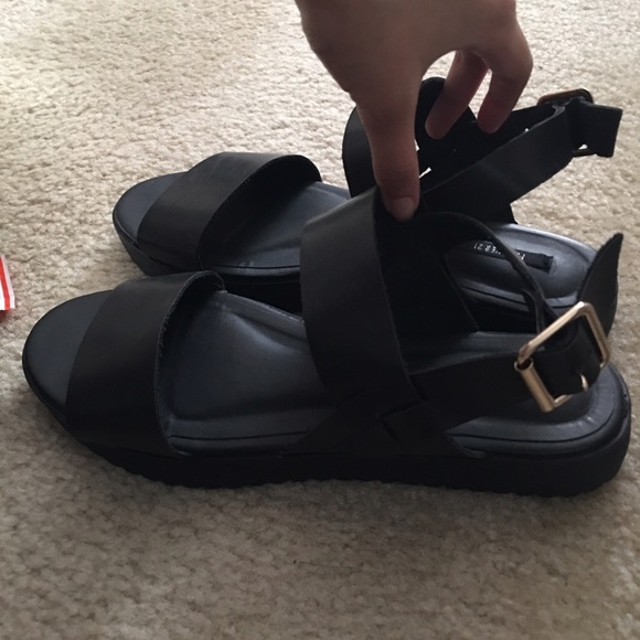 Cushioned Black Flat Form Sandals-Minimalist Style - Picture 3 of 3