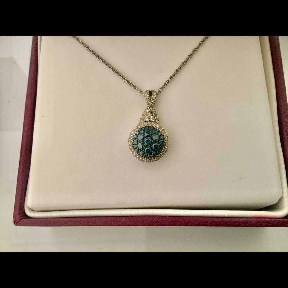 🎀 Blue and White Diamond Pendant and Earrings 🎀 - Picture 2 of 4