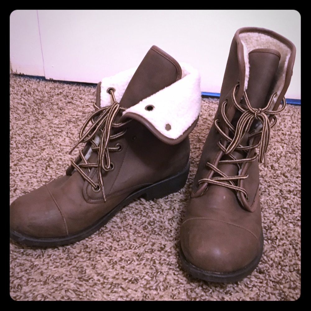 Size 8 Brown combat boots!!! Price negotiable 😊