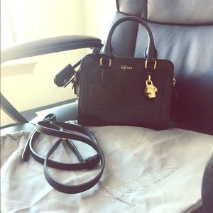 。Alexander McQueen Mini Satchel