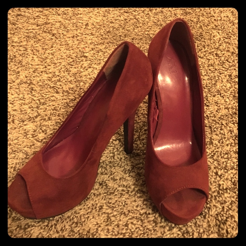 Burgundy Heels 👠