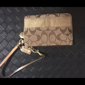 COACH SIGNATURE LOGO GOLD WRISTLET