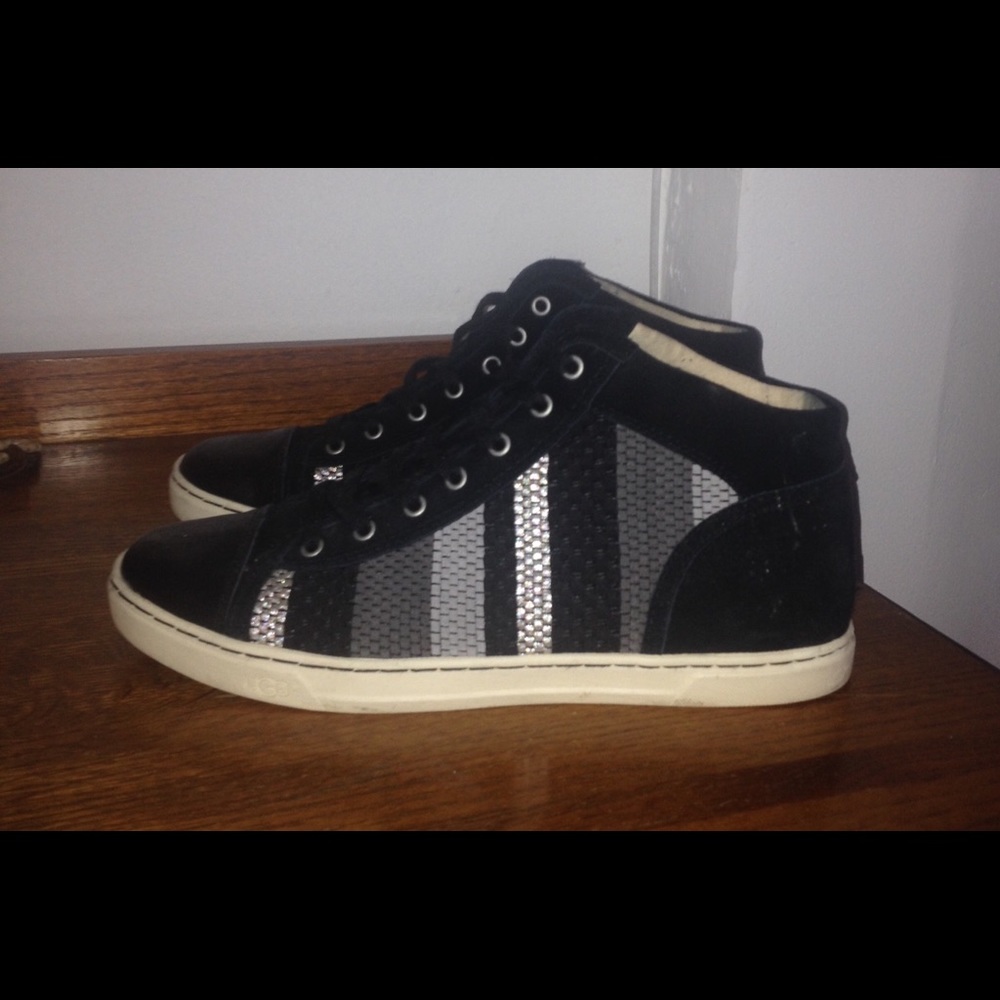Uggs super cool shoe/sneakers