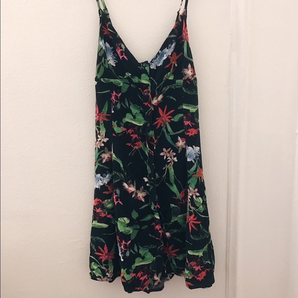 breezy UO sundress 🌺