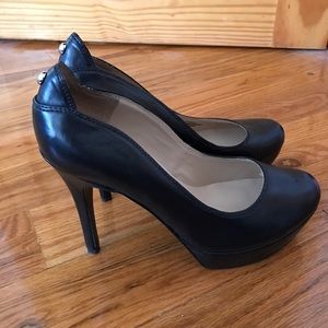 Guess black platform pumps