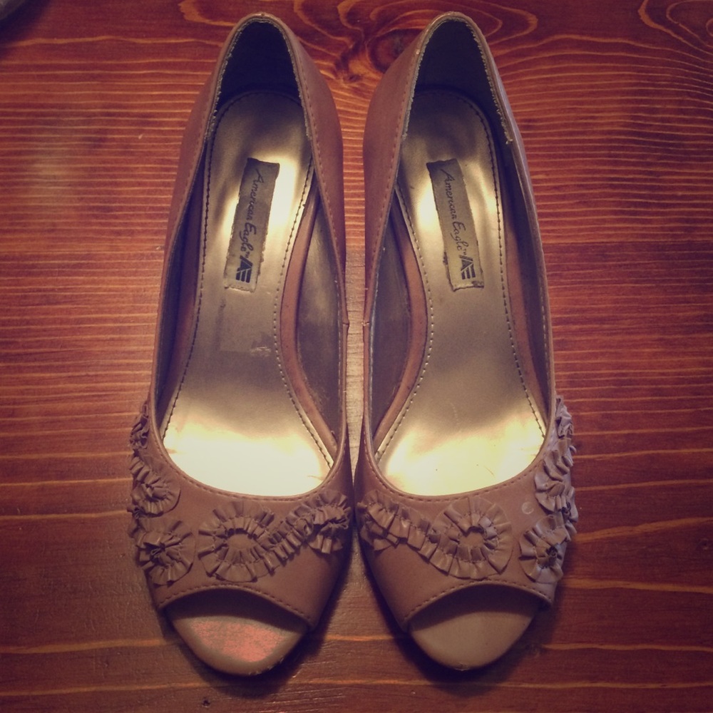 Vintage-style peep toe heels