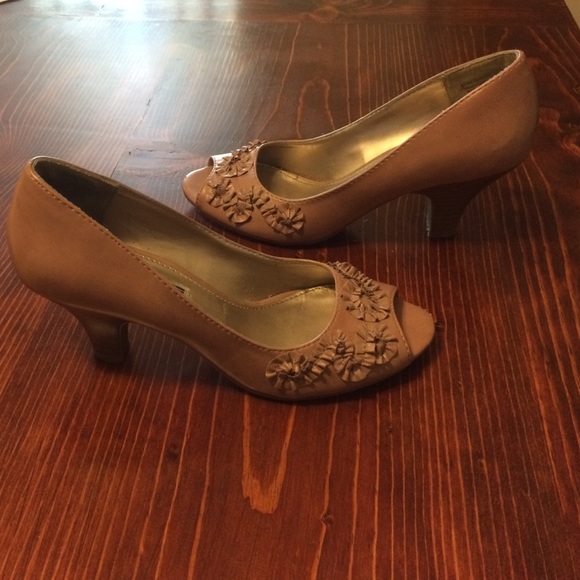 Vintage-style peep toe heels - Picture 2 of 3