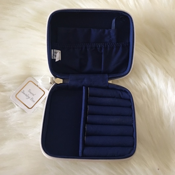 Small travel jewelry box - Picture 2 of 3