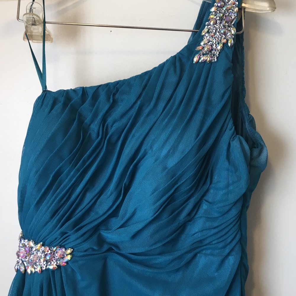 Formal dresse - Picture 2 of 4