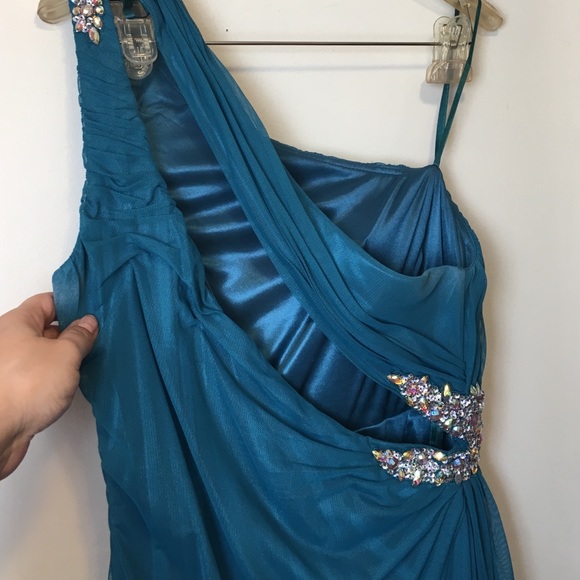 Formal dresse - Picture 3 of 4