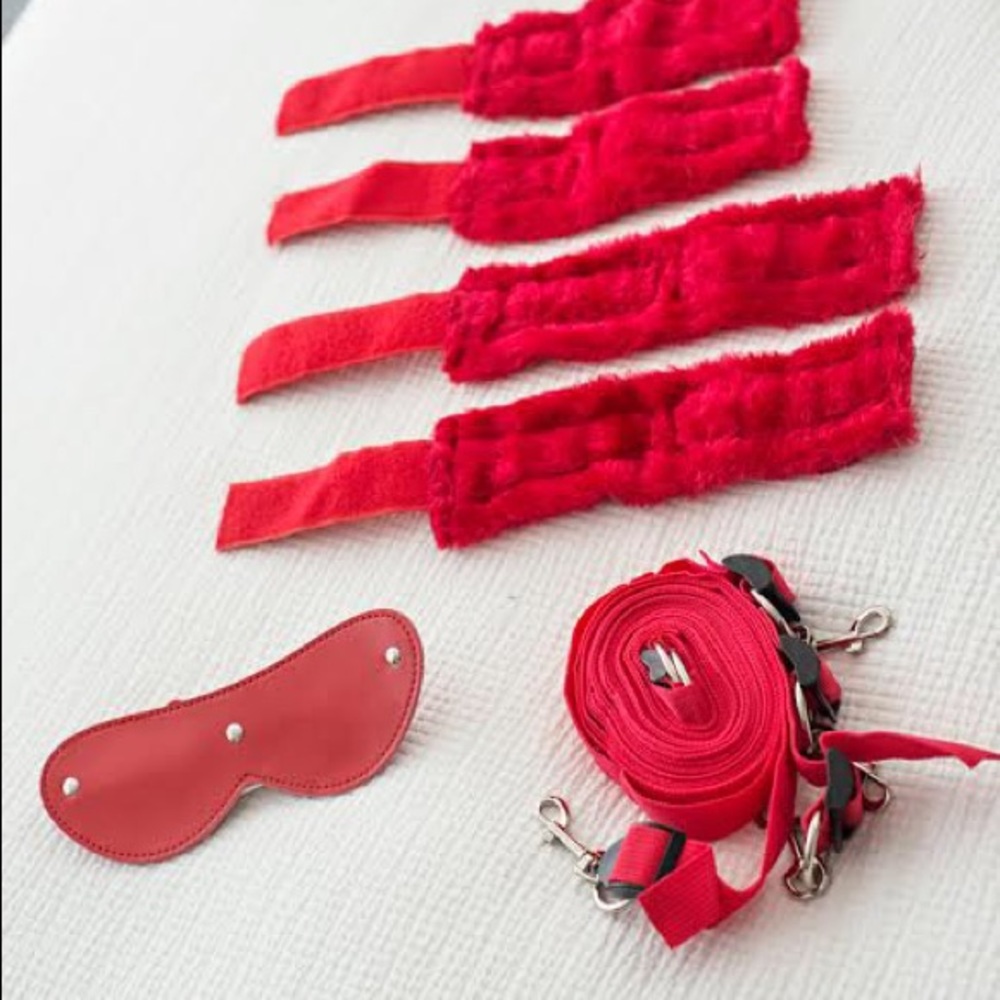 Red bondage - Picture 1 of 1