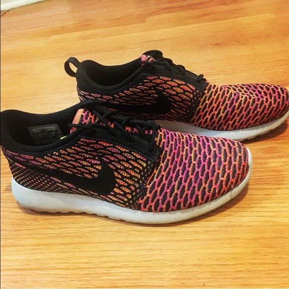 Nike Shoes - Nike Roshe Flyknit sneakers