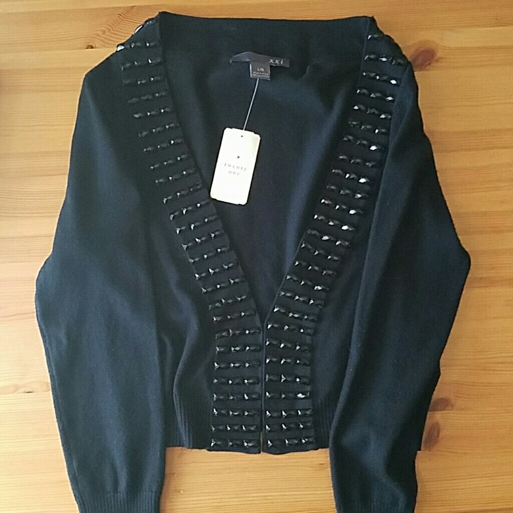 Short black sweater cardigan with jewels.