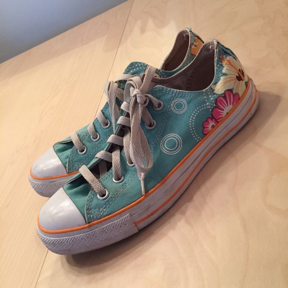 Cute Tropic/Hawaiian Converse, Size 10
