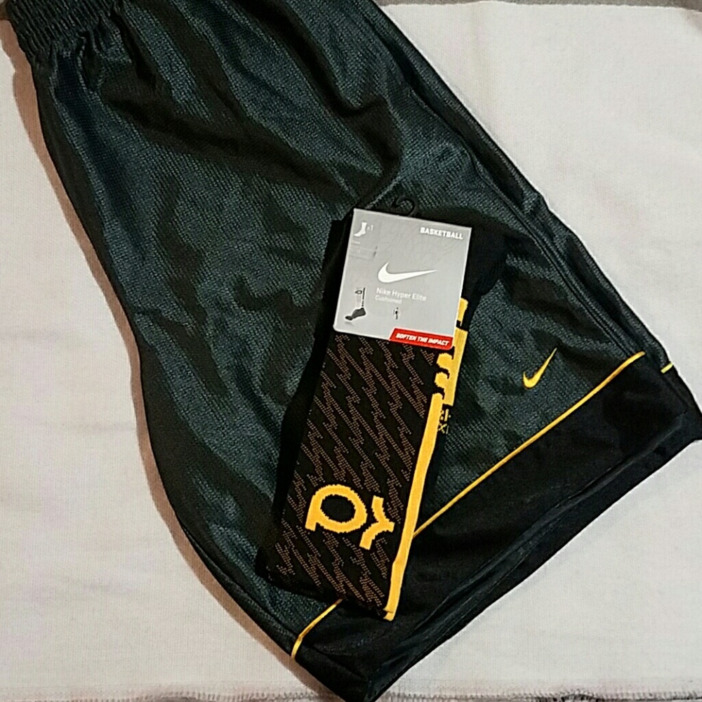 One pair Men's Nike basketball elite socks