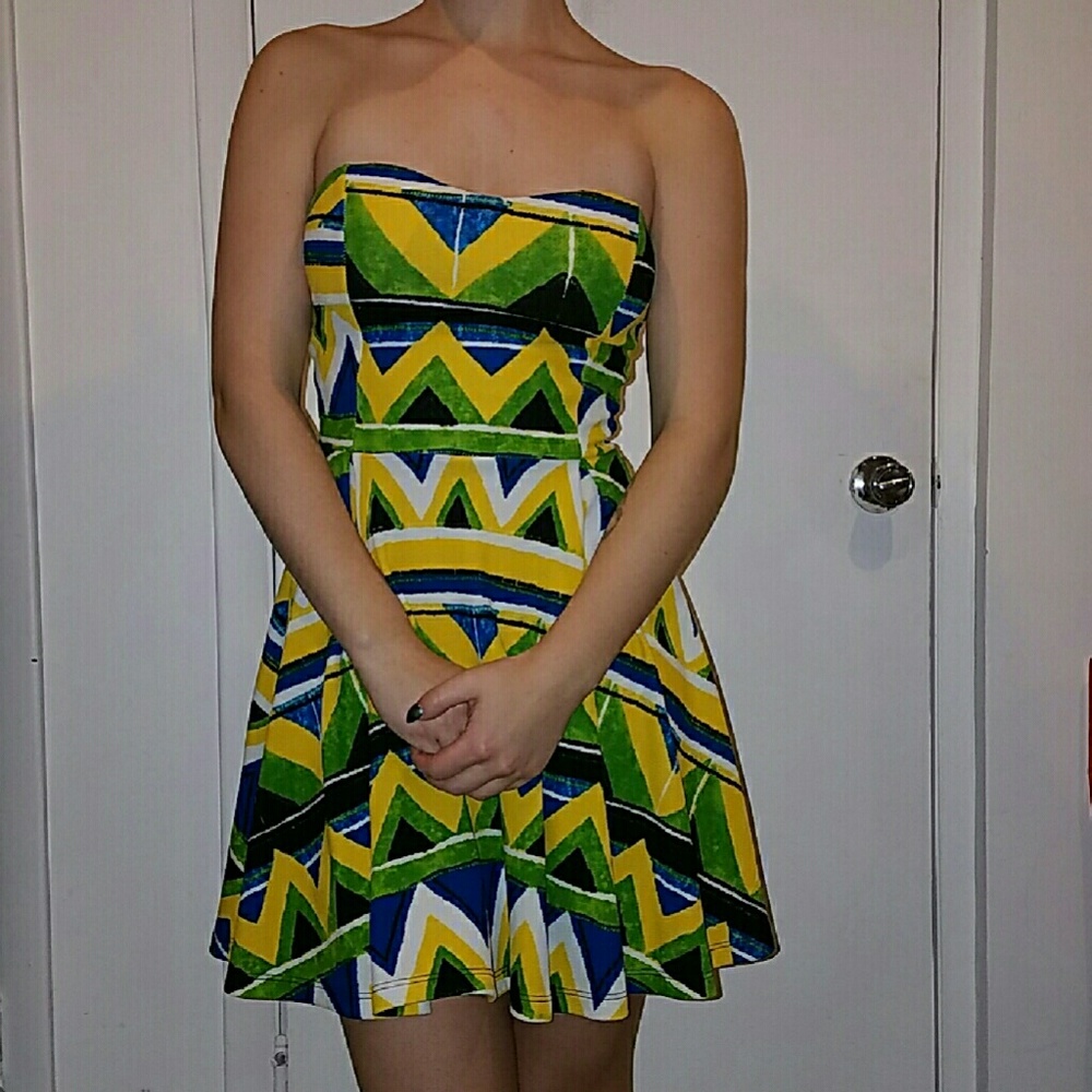 🚫 SOLD 🚫 Tribal pattern strapless dress. - Picture 4 of 6