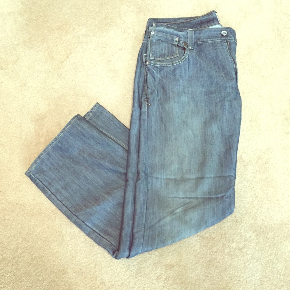 Light wash Levi's 36x30