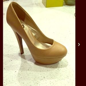 GUESS Pumps