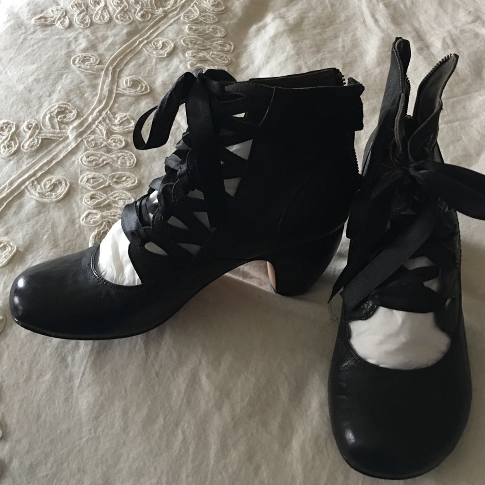 Gee WaWa Black Lace-Up Booties