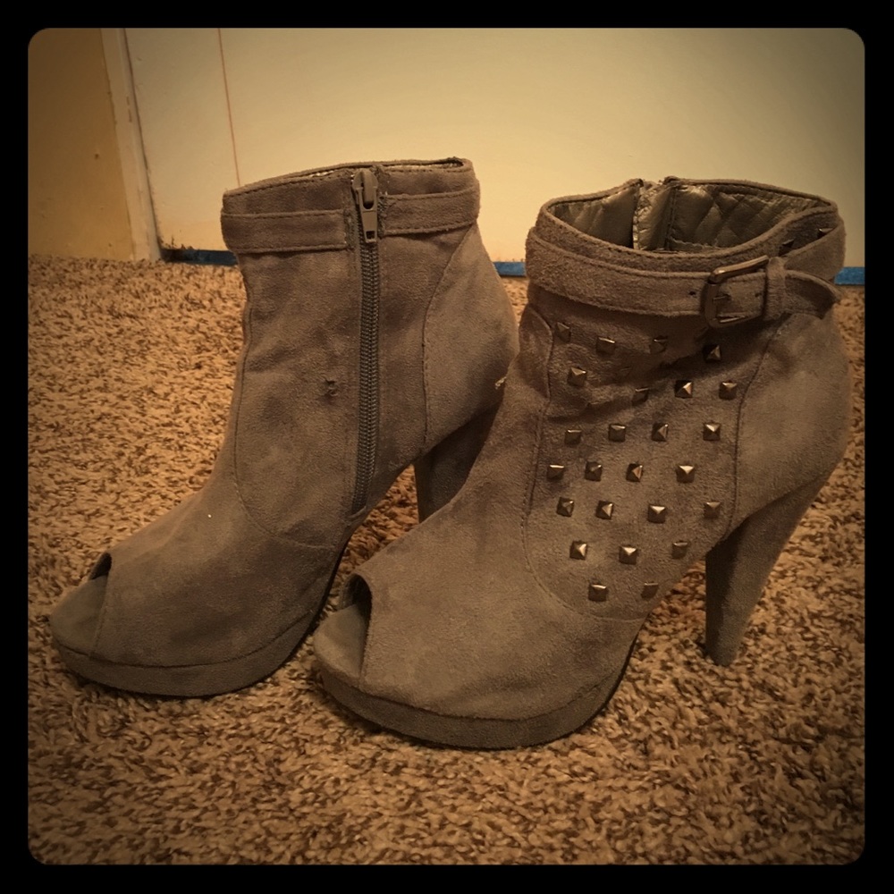 Grey studded opened toed booties 🎉🎉🎉