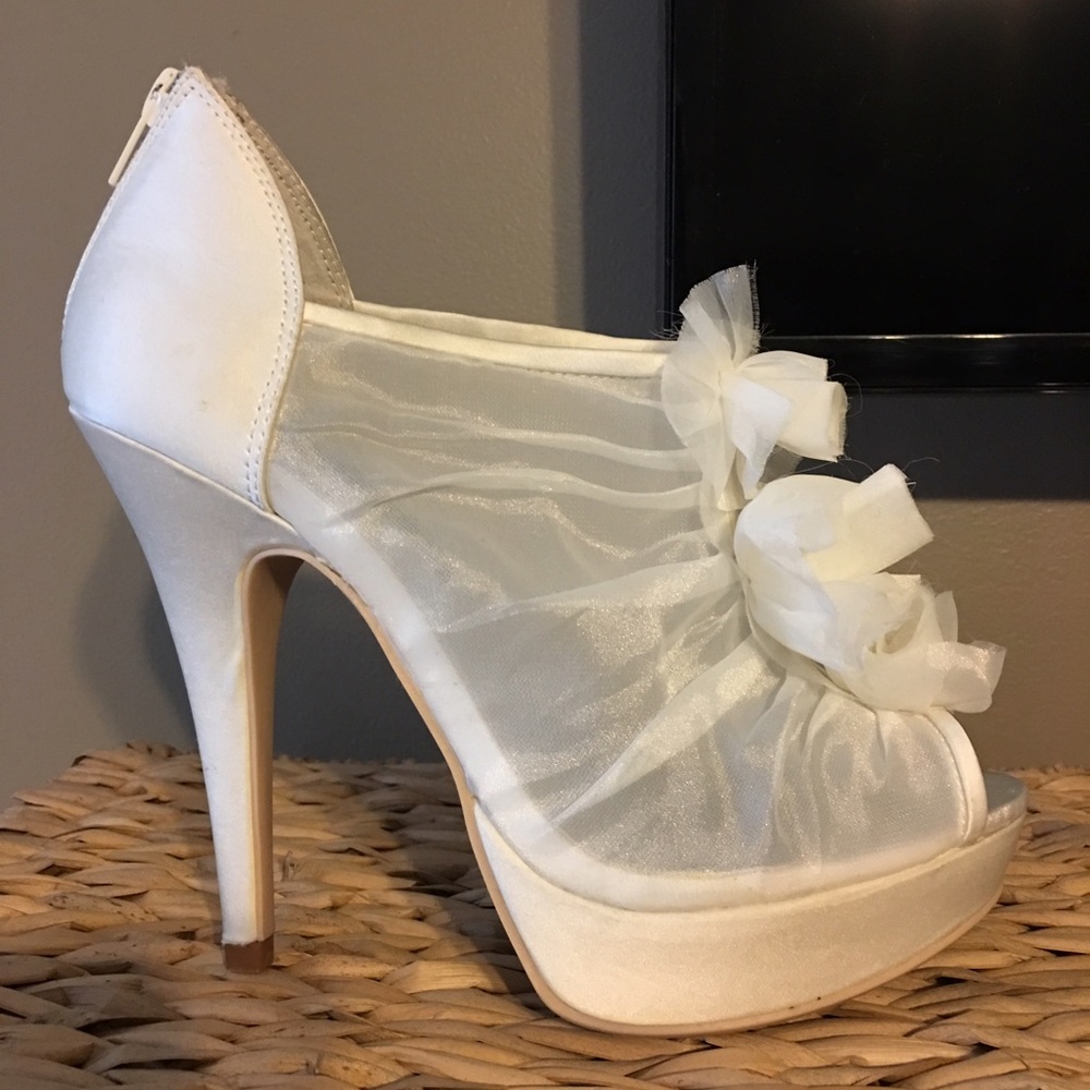 Ivory Vera Wang size 7 Bridal Shoes