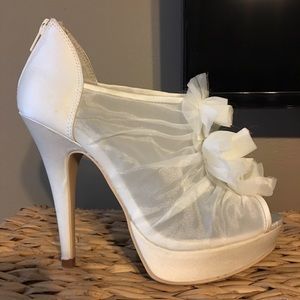 Ivory Vera Wang size 7 Bridal Shoes