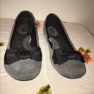 Gray flats with black bow- 7 1/2