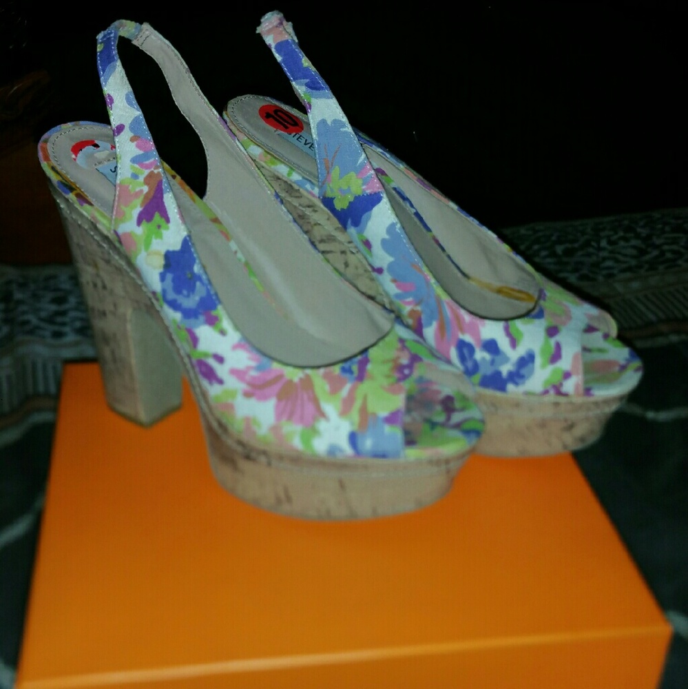 Steve Madden Floral Open toe sandal size 10
