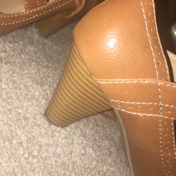 brown leather heels - Picture 2 of 3